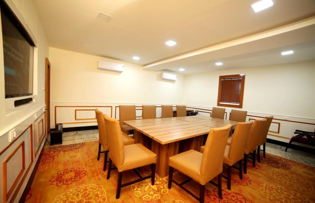 Banyan Hotel&Restro Hisār Esterno foto